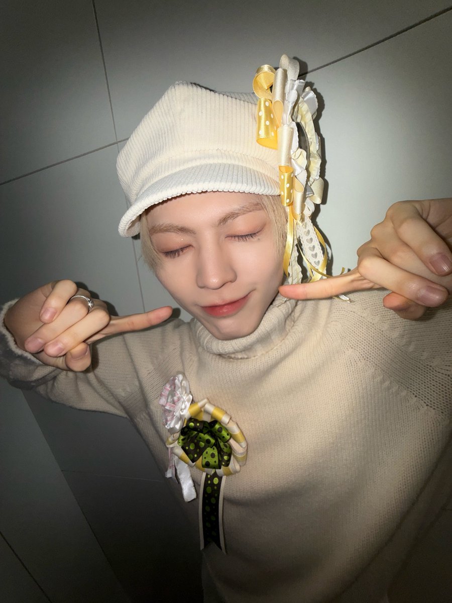 [#HONG]
로제트 예뿌지이?💛🐥💛
#POW #파우 #홍 #ComeTrue #컴트루