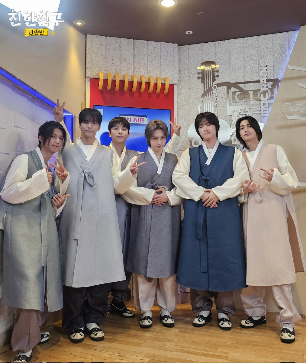 데뷔초랑 비교해서 보니깐
데뷔초는 ㄴㅁ 애기같음 ㅠ.,ㅠ
너무빨리크지마 ,,,...,,,