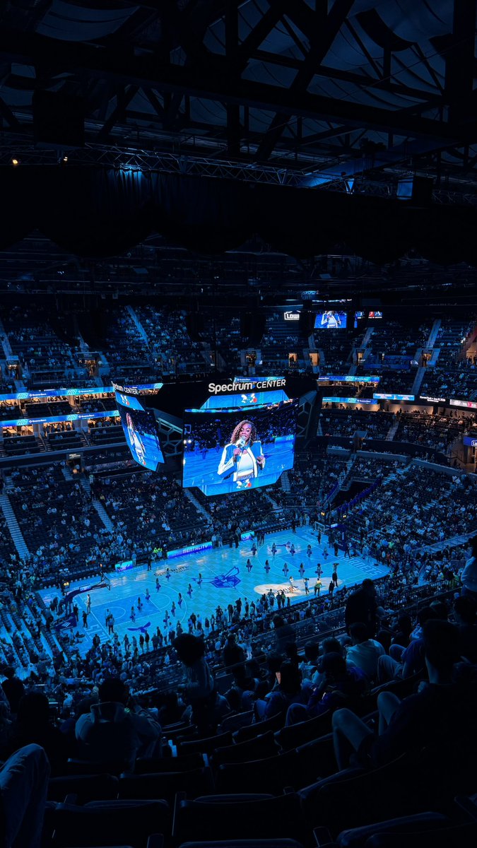 beccasergel's tweet photo. The @hornets are on absolute fire tonight! Great game to come to, so many entertaining incorporations on Alumni night especially with a winning score!! 🐝🩵
#CharlotteHornets #HugoTheHornet #SportsMarketing101 https://t.co/1KYH3pnVLF