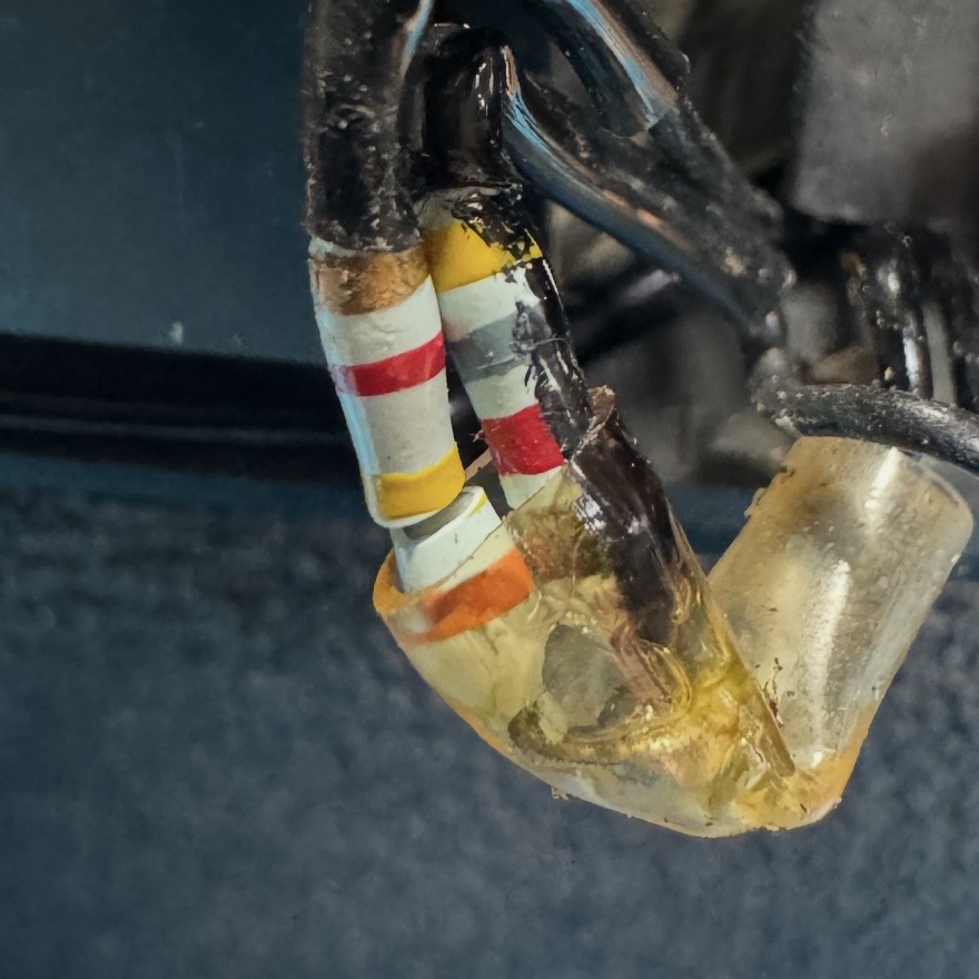 JHL1310841's tweet image. #canon 
#7S 
#repair

라이트 미터의 저항이 부러져있다.
LR44 배터리를 주로 사용하려고 3.83K Ohm 저항을 주문했다.

국내에 없어서 해외 배송 명절  지나서 받을꺼같다.