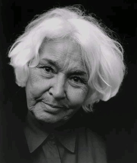 " على الإنسان أن يشعر بالإهانة عندما لا يقرأ، لايتعلم، لايتسائل ولايفكر .. ومع ذلك يعتقد أنه يفهم كل شيء ..

على الإنسان أن يشعر بالإهانة عندما يتباهى بماضي أجداده، وحاضره بائس ..

على الإنسان أن يشعر بالإهانة عندما يكون مجتمعه فاشل ولايقدم للعالم شيئا ". 

- د. نوال السعداوي