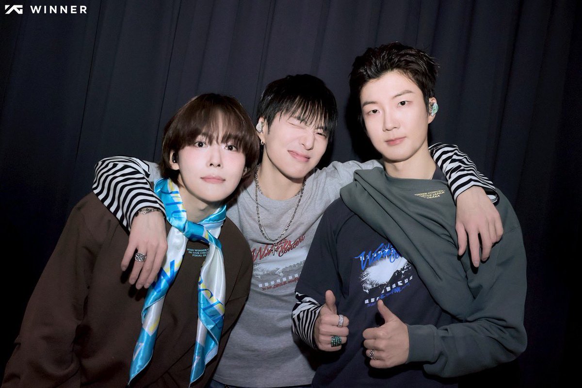 근데 의문점. 왜 오빠들은 일본만 가면 리즈를 찍는가