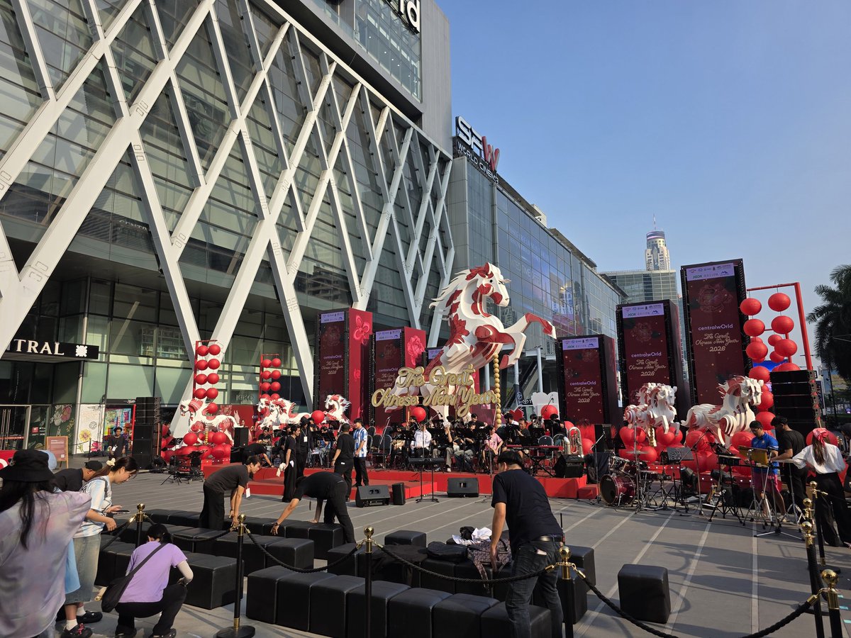 งานวันนี้พี่ๆการ์ดน่ารักมากๆ ปล่อยให้เข้ามาดูมุซาวด์เชค แล้วจัดแถวให้เราเข้าคิว จากนั้นปล่อยเข้าแฟนโซน ให้แปะป้ายจองที่ได้ แต่ไม่ให้วางของ ที่ตอนนี้ยังว่างน้าาา มาหามุกับจิ๋วกันค้าบบ
#ต้าห์อู๋ #DAOU #ออฟโรด #offroadKTP #ต้าห์อู๋ออฟโรด #DaouOffroad