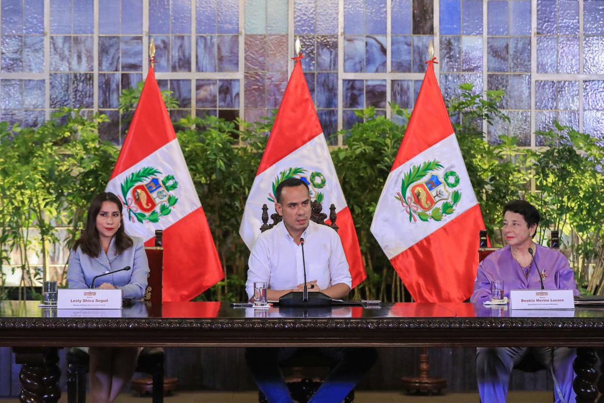 presidenciaperu's tweet photo. ¡Fortalecemos las competencias de jóvenes! ✅
El presidente de la república, José Jerí, dio inicio al Programa de Extensión Universitaria en Desarrollo e Inclusión Social (PEUDIS), en el que 300 personas aprenderán sobre el funcionamiento de las intervenciones del Estado y su impacto en la mejora de la calidad de vida de la población. La actividad contó con la participación de la titular del @MidisPeru. 🙌🏼