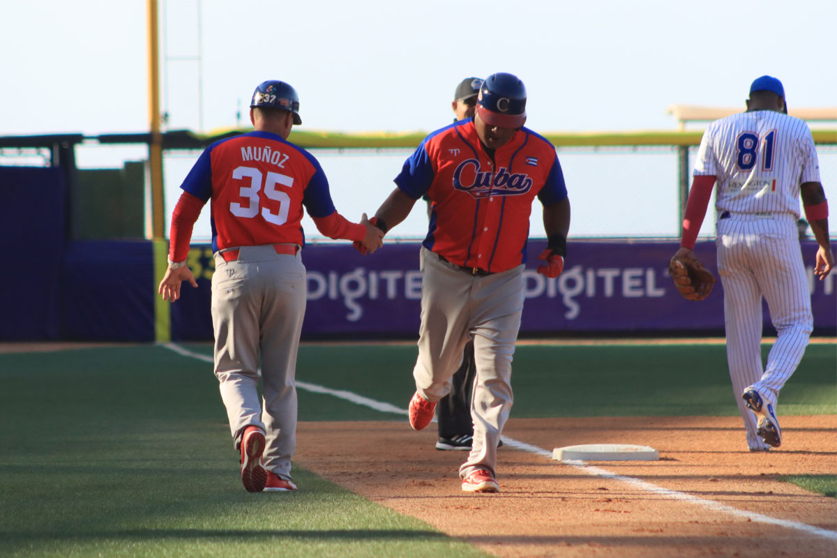 Jugadores de Cuba celebrando la clasificación a semifinales de la Serie de las Américas 2026.