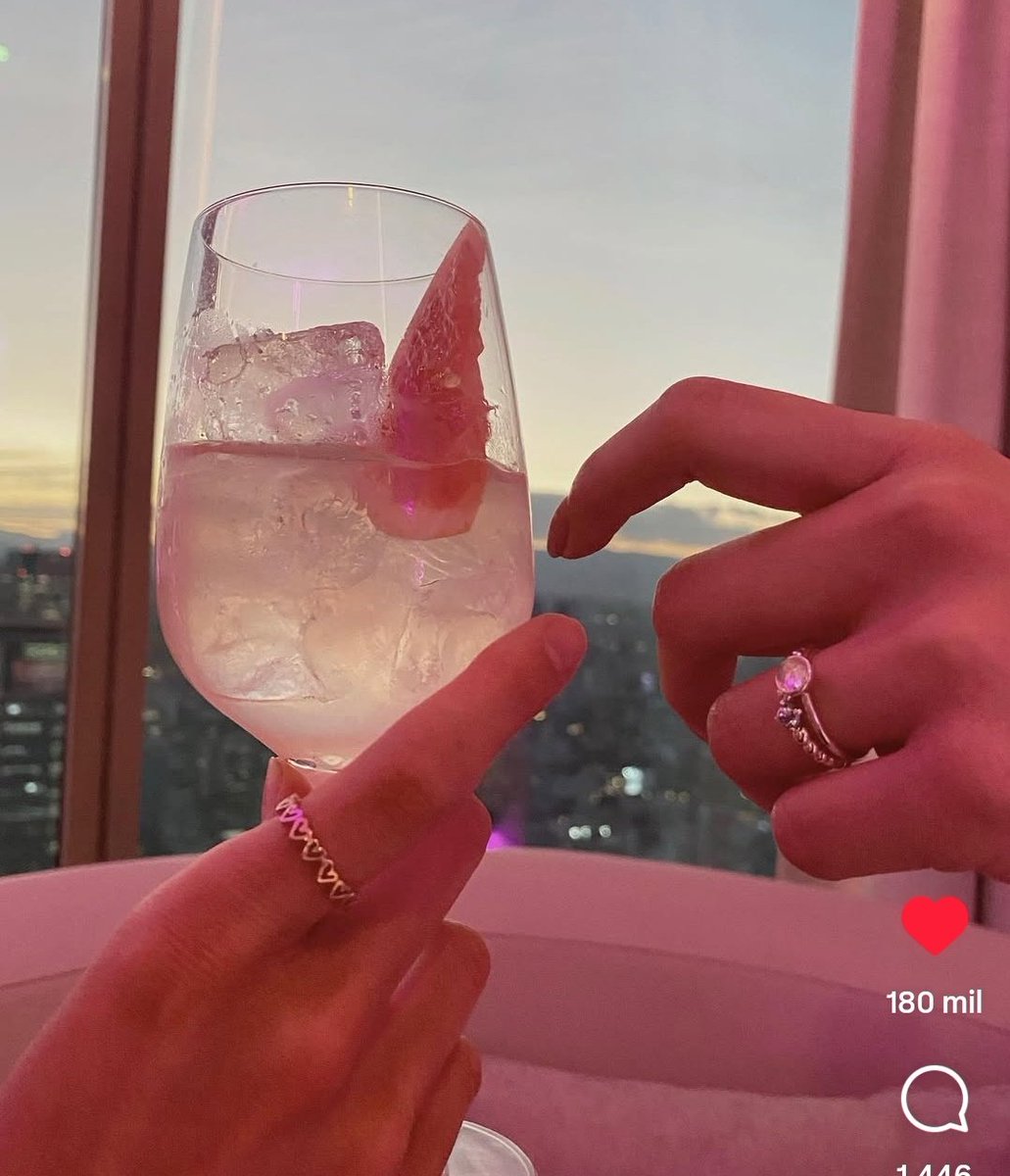 Namás vengo a recordar que serán 6 años,que Barbarena fueron a un evento de Pandora con pelucas,hicieron lives juntas💕
A y que Bárbara le pidio matrimonio a Macarena