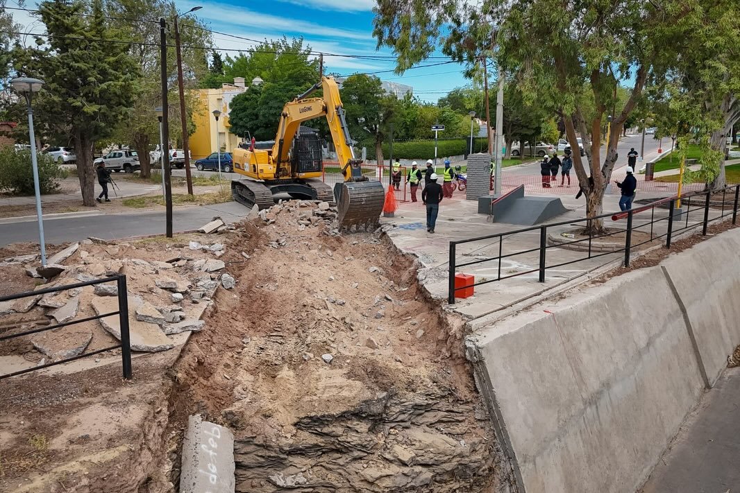 lavozdelneuquen's tweet photo. Desagüe pluvioaluvional de la calle Salta: "Es una obra con una duración estimada de 300 días... le pedimos paciencia a los vecinos", dijo Rioseco https://t.co/82XvRNjmYe https://t.co/TVBcZT75Ot