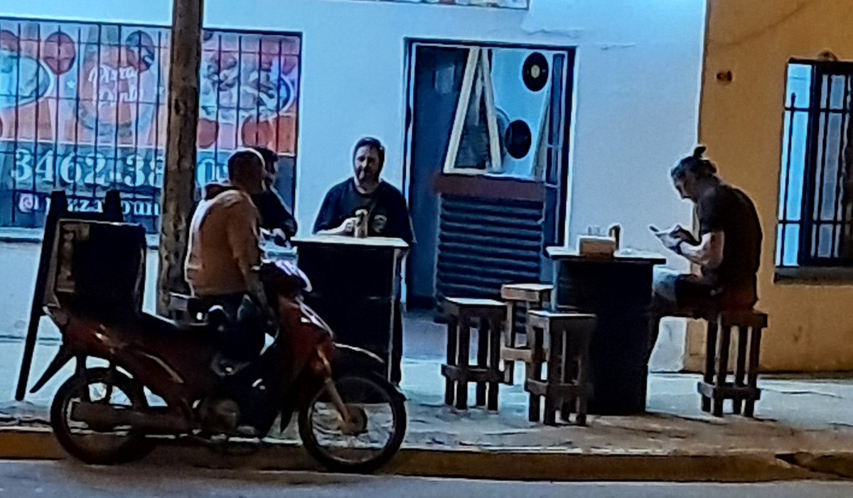 En Venado salis a sacar la basura y te cruzas a Walter Herrmann, campeón olímpico, jugador de la NBA, comiendo una pizza con una brahma arriba de un tambor de chapa. Tipo humilde y más venadense que la Marcha San Lorenzo.