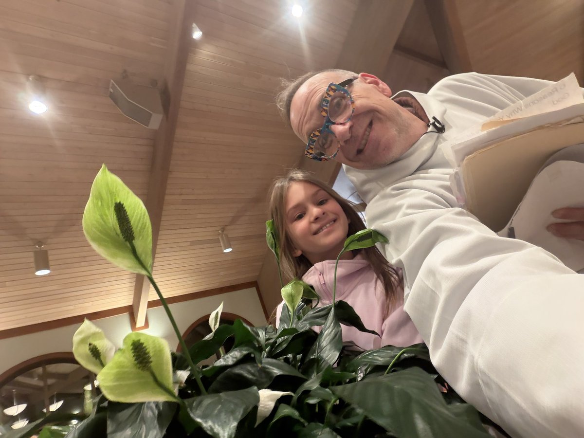 JimSichko's tweet photo. and …… SHE WON A PLANT!!!!! 2nd Grader!!!! Giving away plants that arent mine since 2016!!!! #missionaryofmercy #60MIN4JESUS #finalnight https://t.co/J6L4IIvSlv