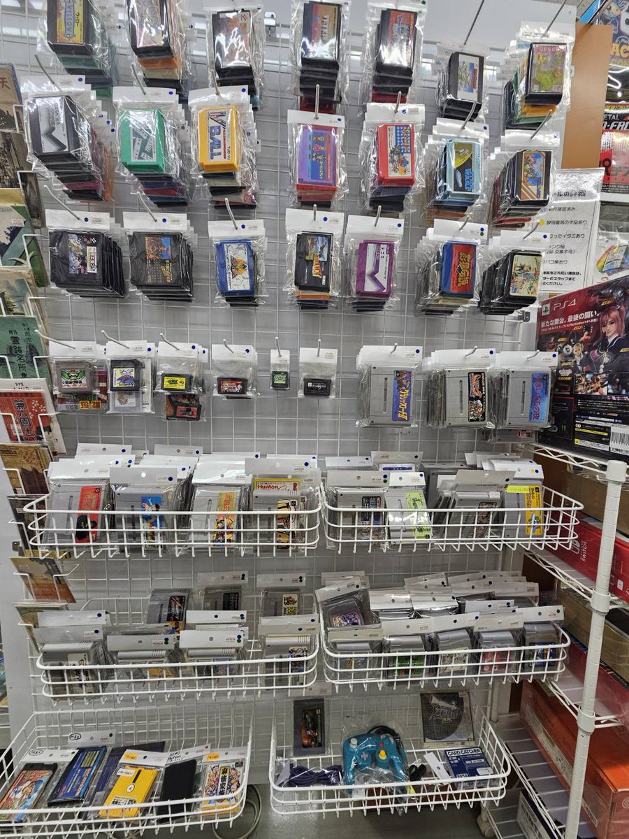 _yorozuplanet's tweet photo. ポータブルなゲーム機本体もお店に投入(^^♪
#PSVita
#ゲームボーイアドバンス
#PSP3000/#PSP2000
#ゲームボーイアドバンスSP
#ゲームボーイカラー
そして箱無し・ケース無しのゲームソフトも増量(^^♪
ゲーム好きなみなさま、どうかヨロシク~(^^♪ https://t.co/jB5G1emCLt