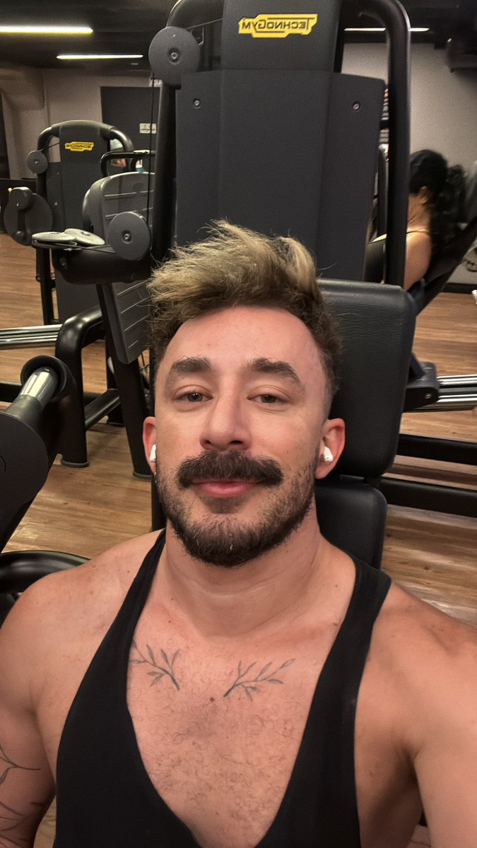 R A M O H N tweet media