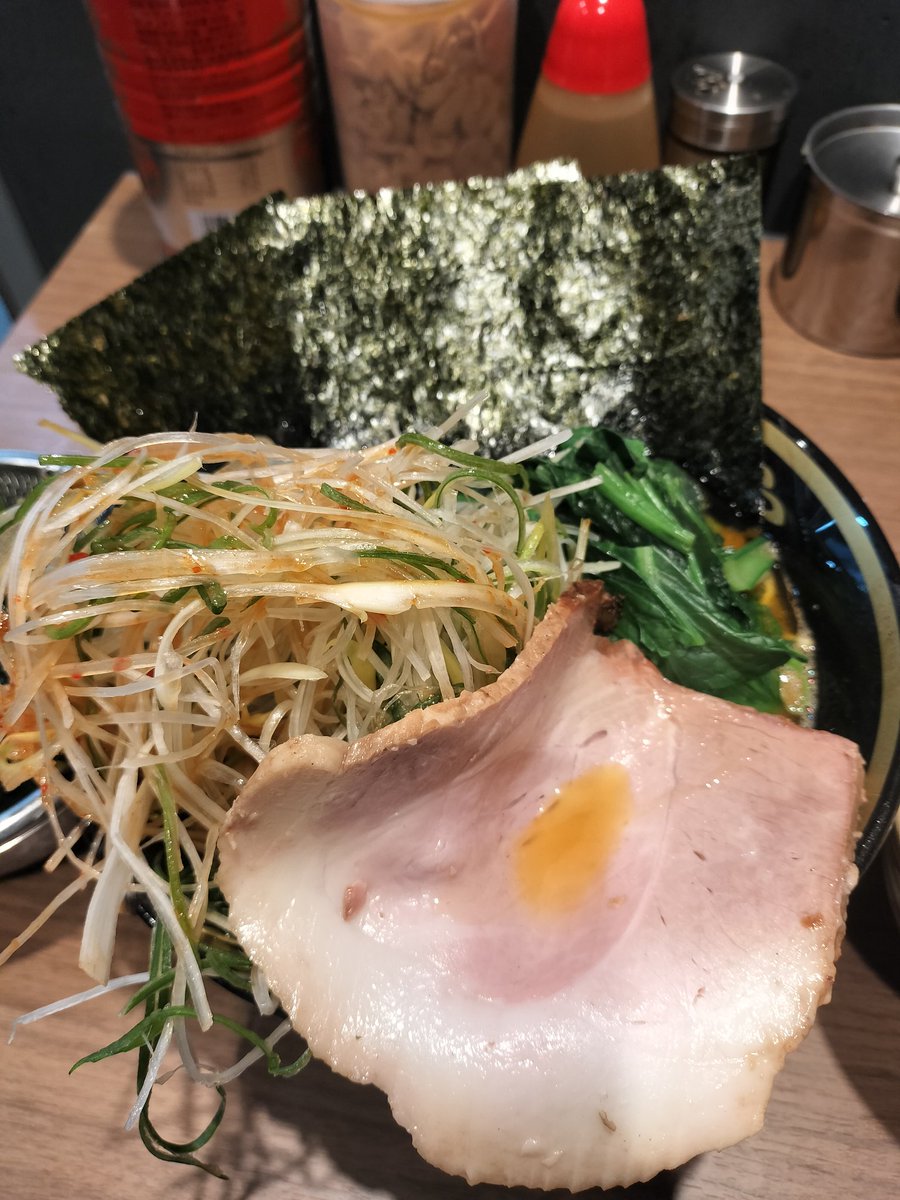 末廣家 横浜市
ラーメン 生わかめ＆白髪ネギトッピング 釜焼きチャーシュー飯
約1時間待ちで入店❗麺、スープが旨いのはもちろん、ひとつひとつのトッピング旨くてボリュームも凄い❗チャーシューは格別に旨い😋