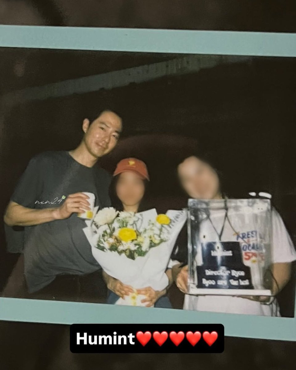 monteaforsure's tweet photo. Found this on the HUMINT team's post. Looks like it might be from after they wrapped in Thailand. Jo In-sung is wearing the same shirt he had on when heading back to Korea that night 👀✈️
#HUMINT #휴민트 #KMovie
#Zolnsung #Jolnsung #조인성 https://t.co/X3hcfj4pmG