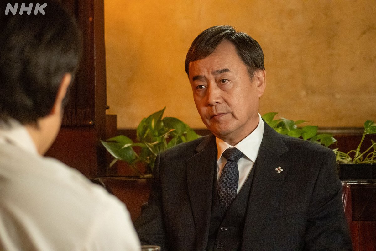 ⚖️配信で #テミスの不確かな法廷 を見たくなる制作スタッフおすすめシーン⚖️

結城が安堂の父だと明かされた衝撃の第3話。
親子である所以を表現するため、ヘアメイク担当の工夫で結城と安堂は同じ髪型で対照になっています

3話はNHKオンデマンドで配信中
nhk-ondemand.jp/goods/G2025153…

#松山ケンイチ