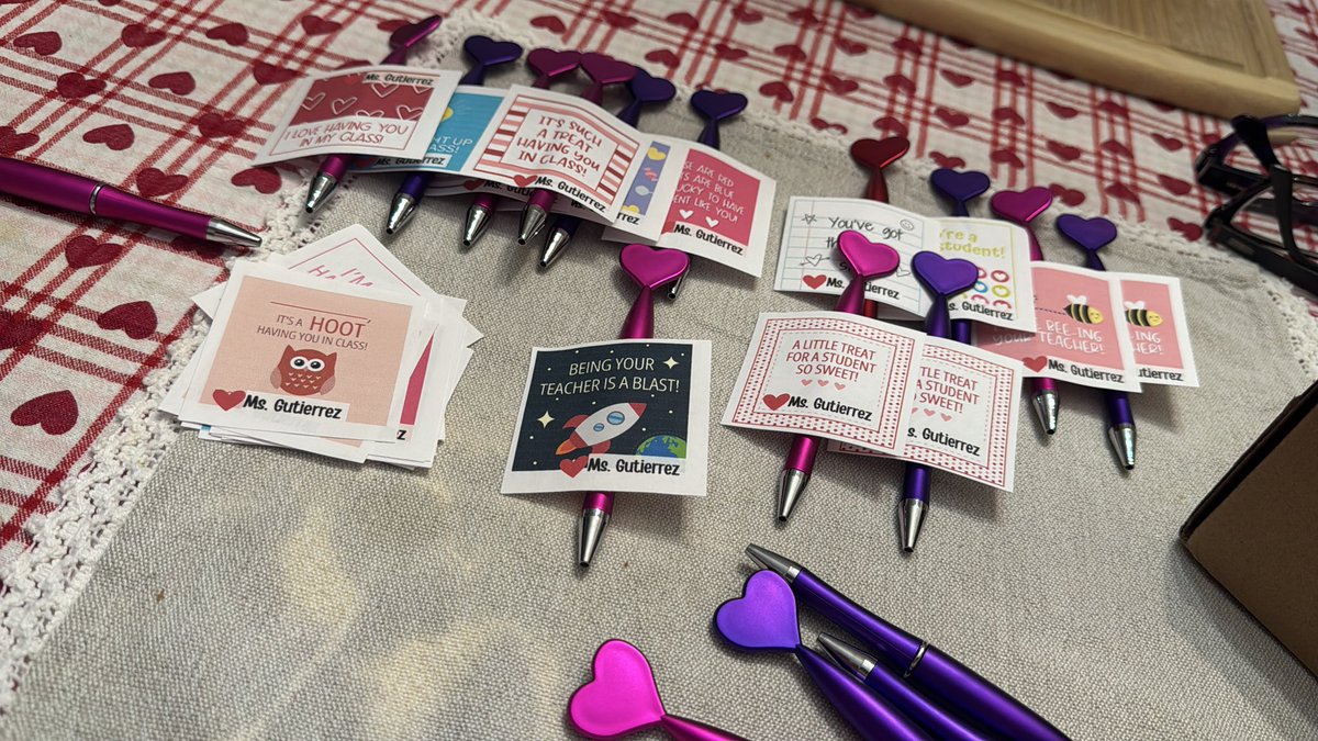 austingut301's tweet photo. Preparing a treat for my big kiddos! Pens and a little card 🥰 https://t.co/UF5I7rg0ZH