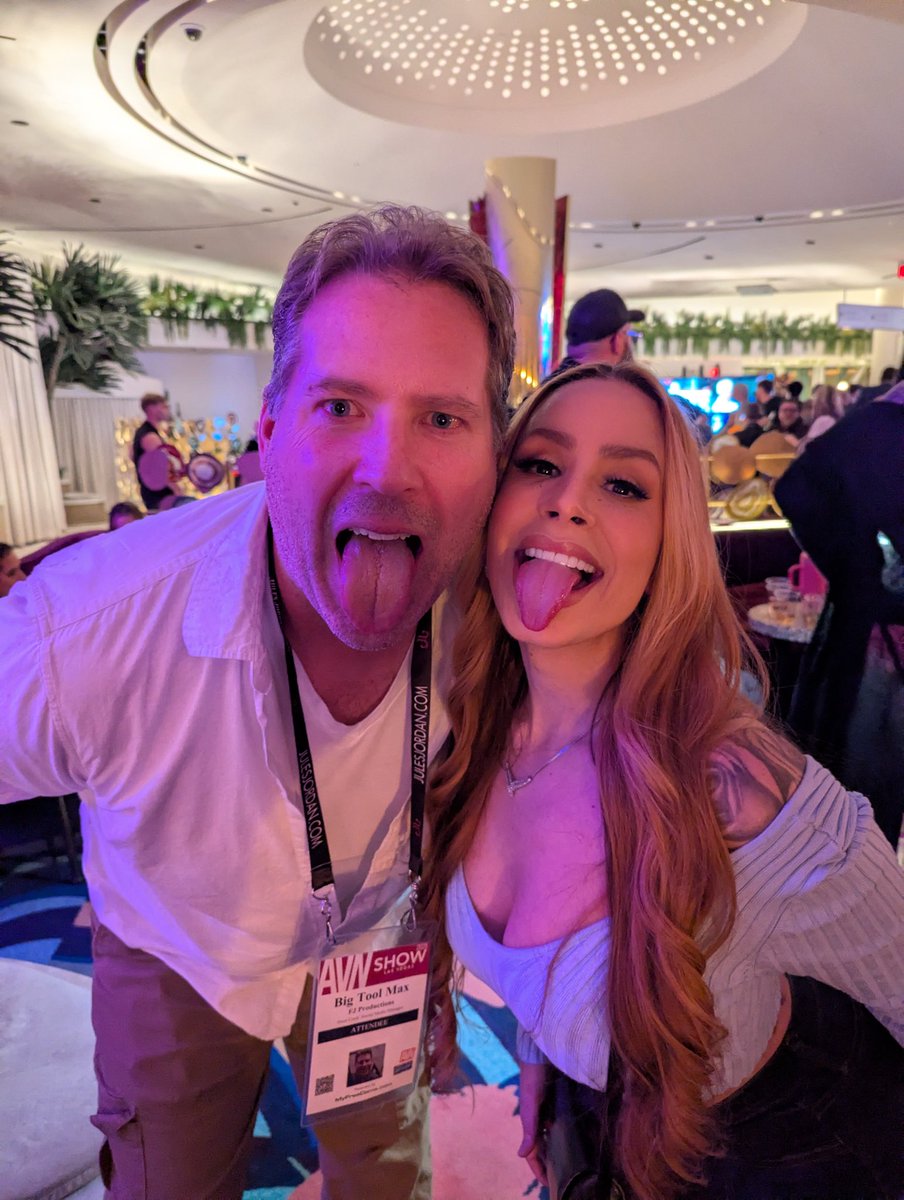I got the chance to meet <a href="/Mandaline1213/">Manda</a> at the @Sextpanther party during the <a href="/avnawards/">AVN Awards</a> .
She was so nice. We even compared tongue sizes.😛