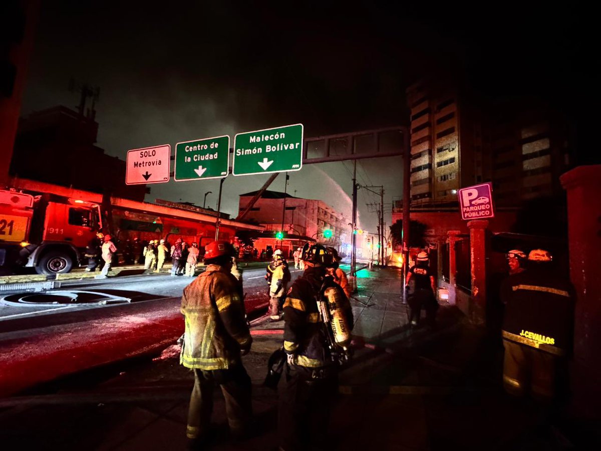 Desde las 6 de la mañana hasta esta noche, 15 horas sin descanso, nuestros bomberos han enfrentado el fuego con valentía y corazón. Guayaquil tiene héroes de verdad.
Fuerza, valientes. Gracias por su entrega inmensa y por no rendirse jamás. <a href="/BomberosGYE/">Bomberos Guayaquil</a>