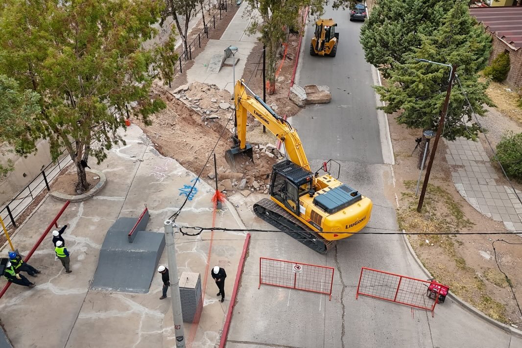lavozdelneuquen's tweet photo. Desagüe pluvioaluvional de la calle Salta: "Es una obra con una duración estimada de 300 días... le pedimos paciencia a los vecinos", dijo Rioseco https://t.co/82XvRNjmYe https://t.co/TVBcZT75Ot