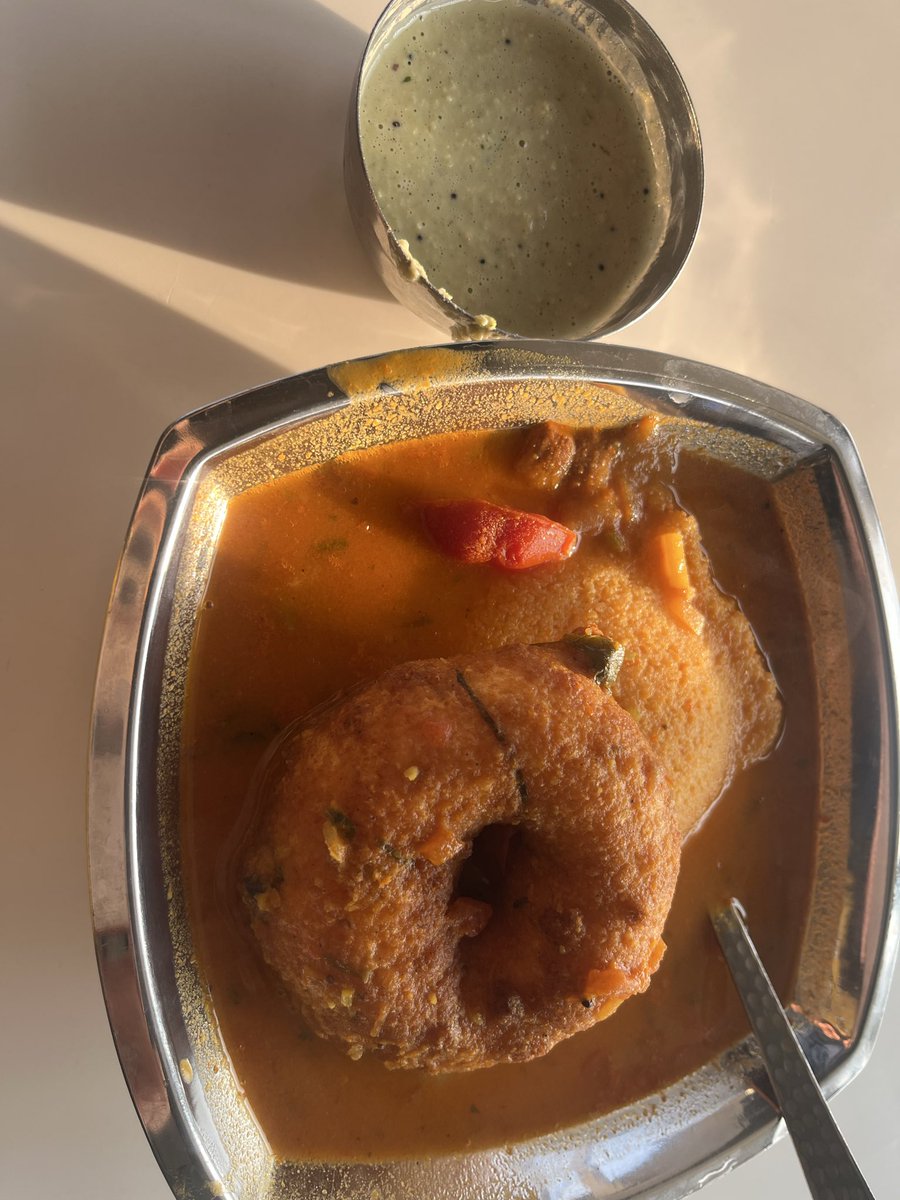 solankineha's tweet image. There is only one right way to eat idli-vada..