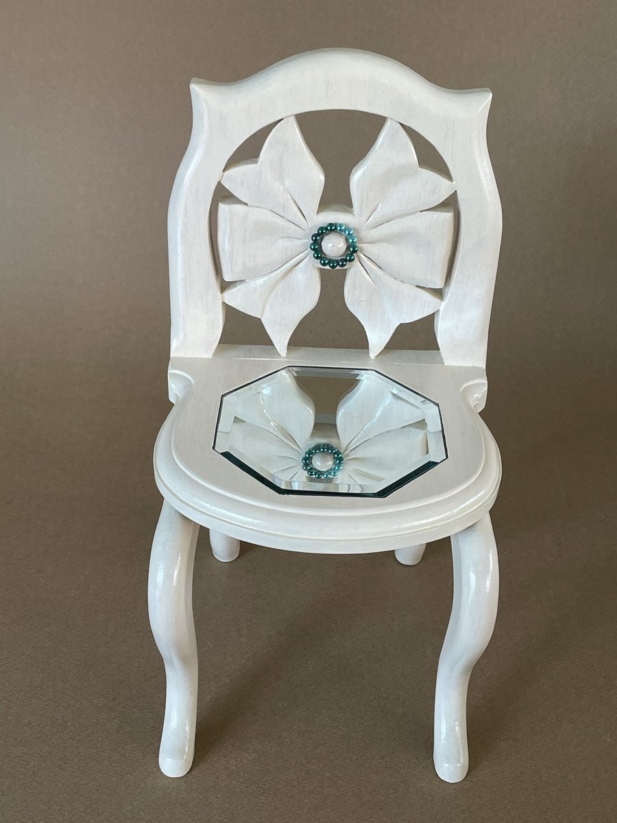 🎀40㌢用椅子『リボンに玉』八角ミラー付き  色:バーチ  ￥8,500  
🟢玉環はグラデーションになっています‥環の中心にも別の玉がキラリ
🚄1脚持参します
#アイドール大阪
#アトリエTOUギャラリー  フォロワーさんのステキ写真毎日更新