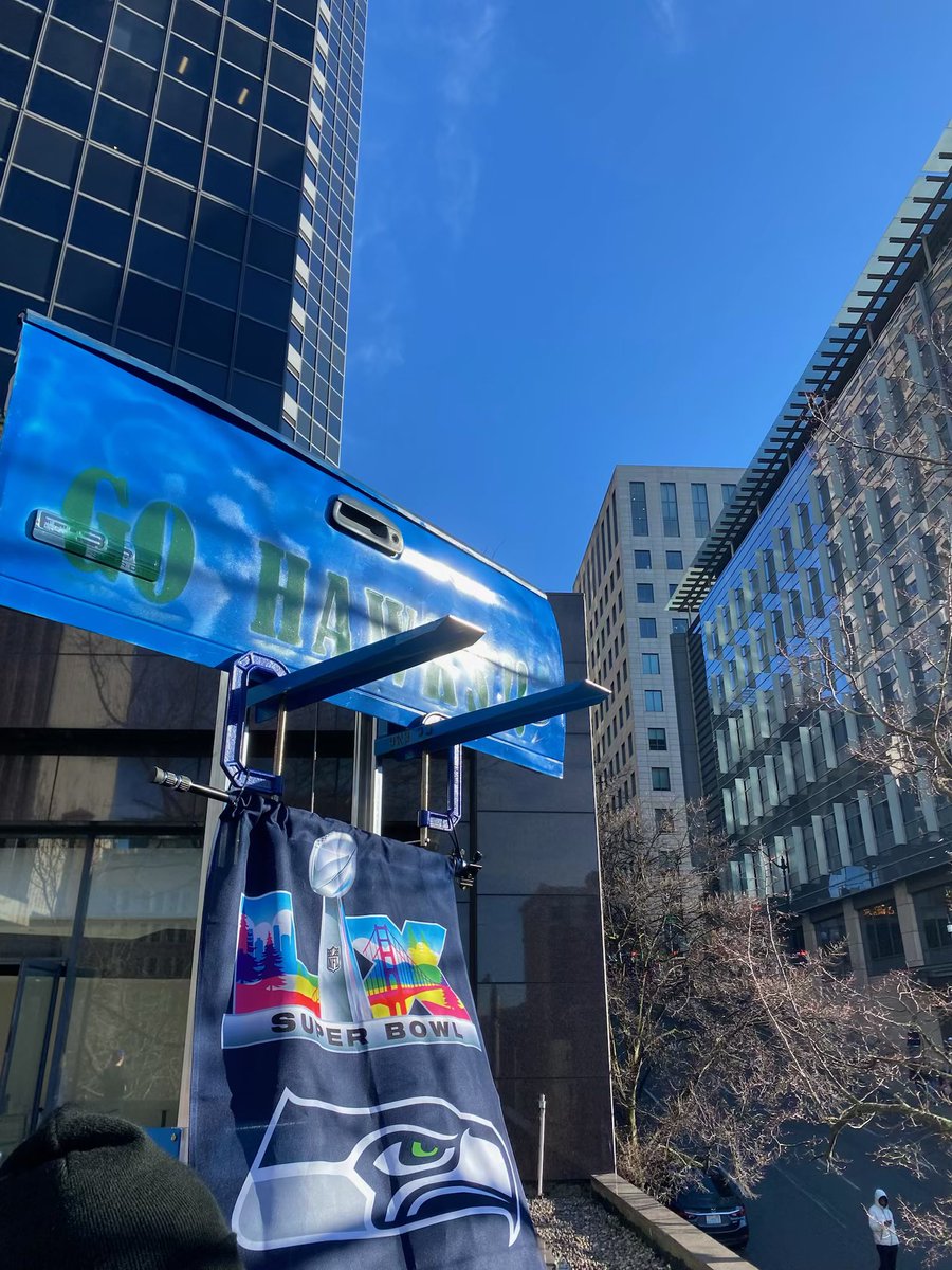 paulalonghin's tweet photo. Today was amazing! 
@Seahawks  que orgulho 💙💚 
The parade was insane https://t.co/UBYDRj0SAj