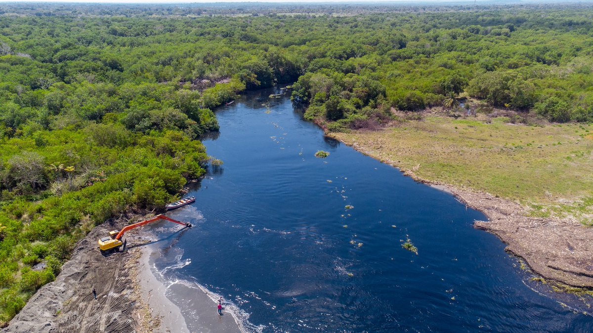 El director de la CVS, Orlando Medina, junto al Gobernador de Córdoba, Erasmo Zuleta, directora del DNP y Juan Jose López de ASPROCIG verificaron obras y puntos críticos en la Ciénaga de La Balsa y Caño Grande que permitirán la salida de las aguas del río Sinú hacia el mar.
