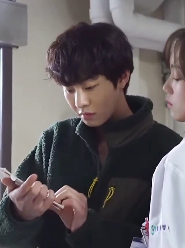 Am I remembering this wrong or did Cha Eunjae wear a jacket like this before? 🤔