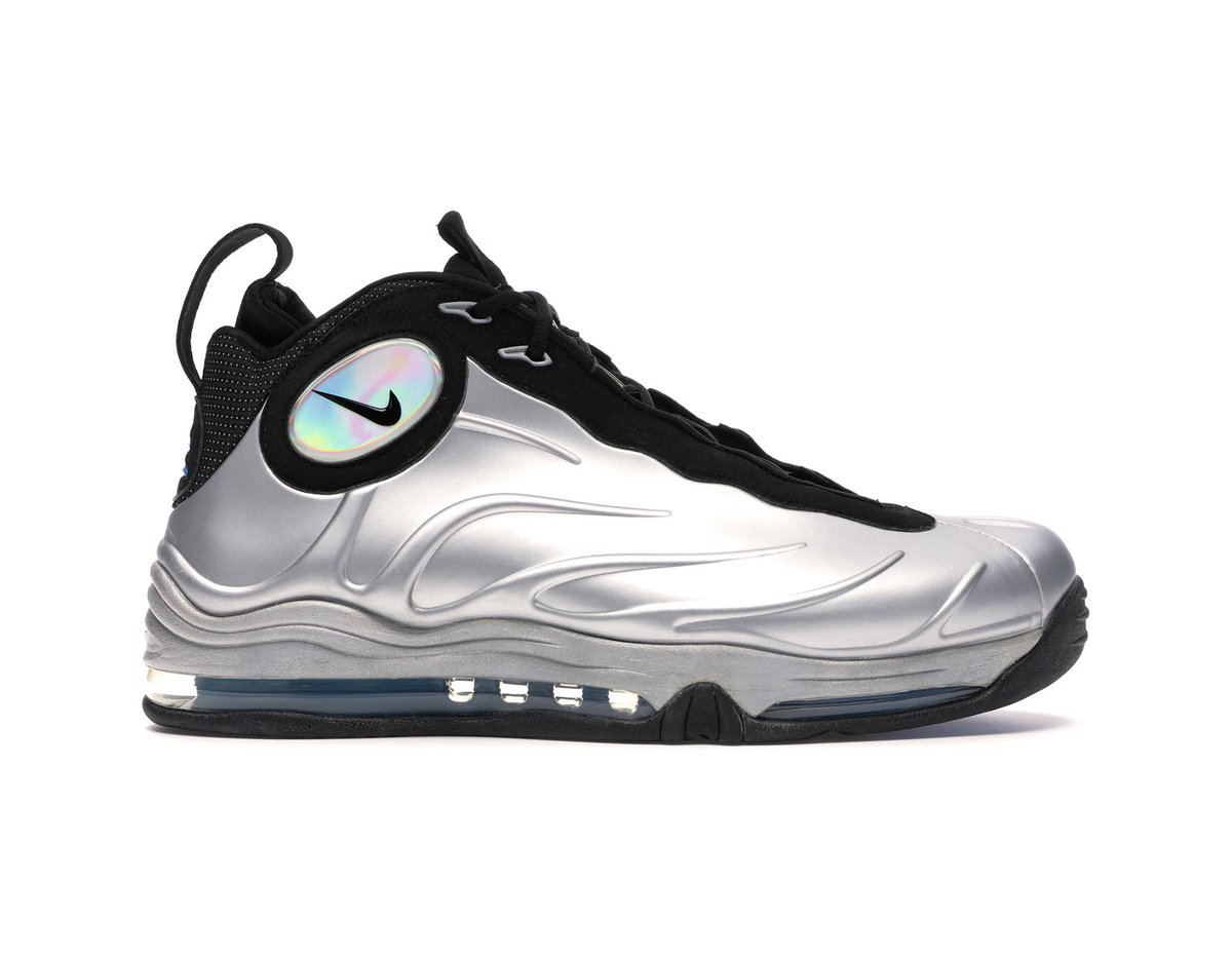 Stephen Curry pulled up in the Tim Duncan Total Foamposite Maxes tonight against San Antonio 🔥🔥🔥🔥