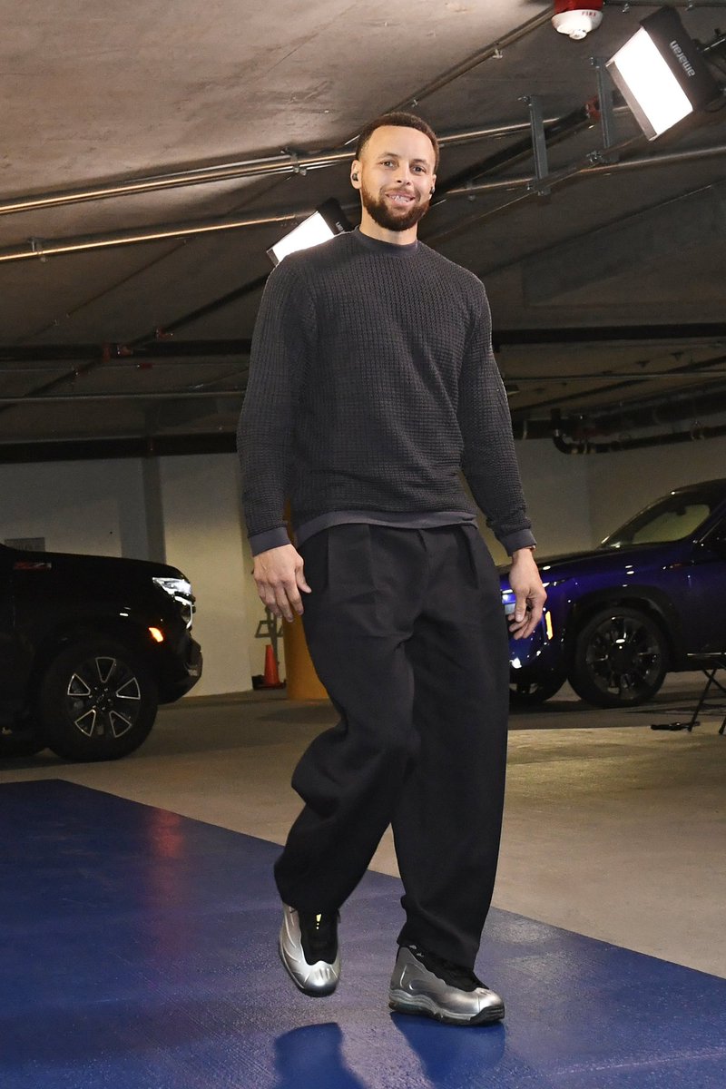 NickDePaula's tweet photo. Stephen Curry pulled up in the Tim Duncan Total Foamposite Maxes tonight against San Antonio 🔥🔥🔥🔥 https://t.co/dJylTEfmHS