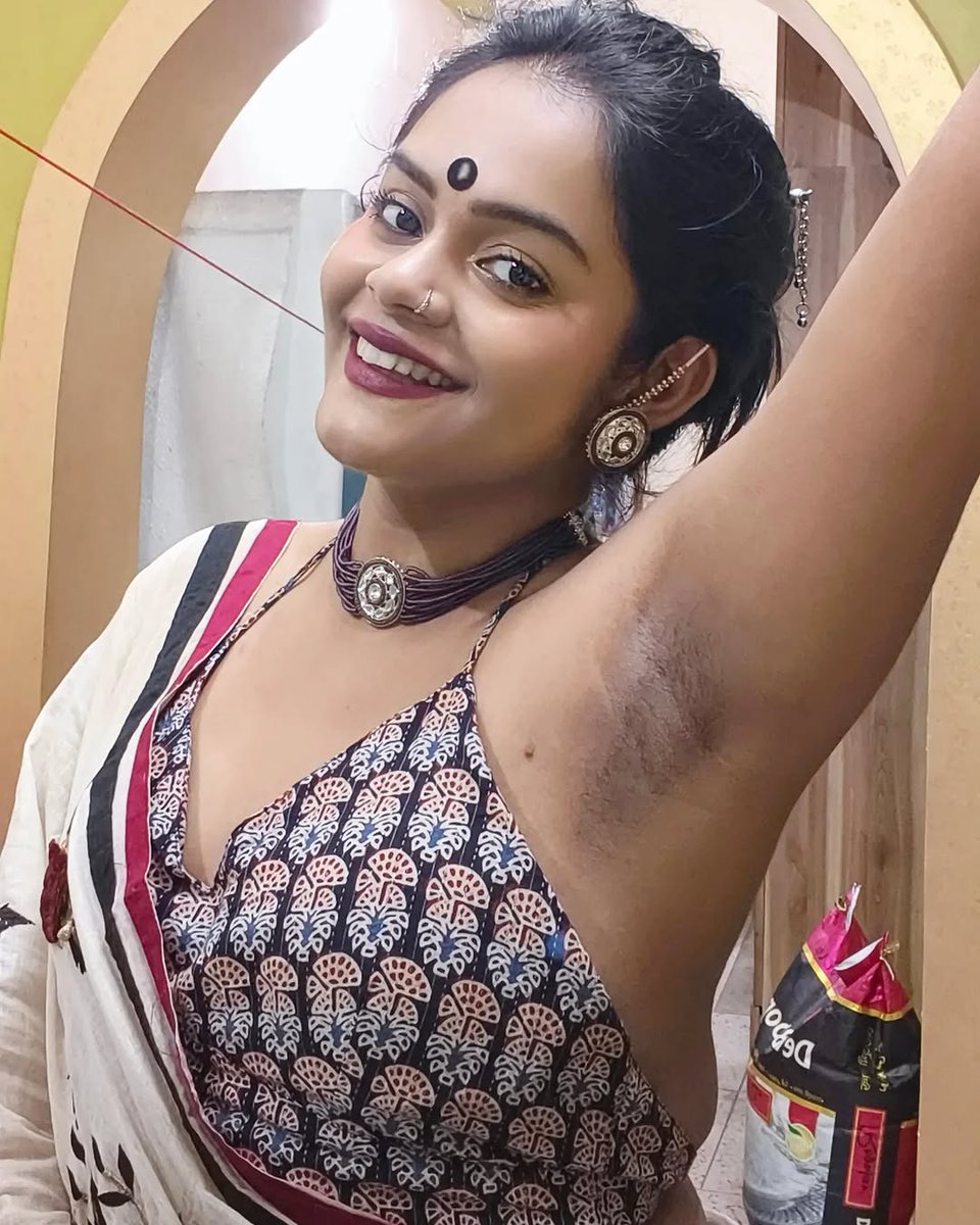dj_rihya11's tweet photo. Tell me frankly pink lipstick or blue lipstick 💄💄💄💋💋 https://t.co/H8lPvUSfBh