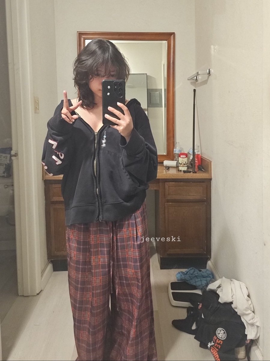 buunnii_0's tweet photo. jacket on or off? https://t.co/akFVGZM7qK