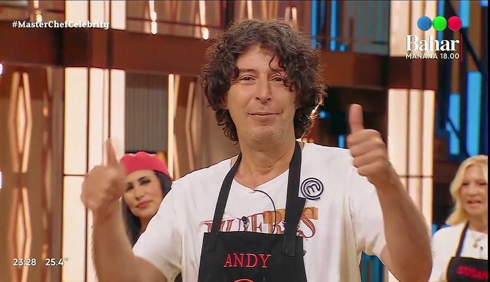 ESTE REY AYUDANDO A LA JOAQUI PORQUE ESTABA COMPLICADA CON LA PRESENTACIÓN DE SU PLATO... 

ANDRÉS, MI ❤️ ES ABSOLUTAMENTE TUYO!!!! 

#MasterChefCelebrityArgentina #MasterChefCelebrity