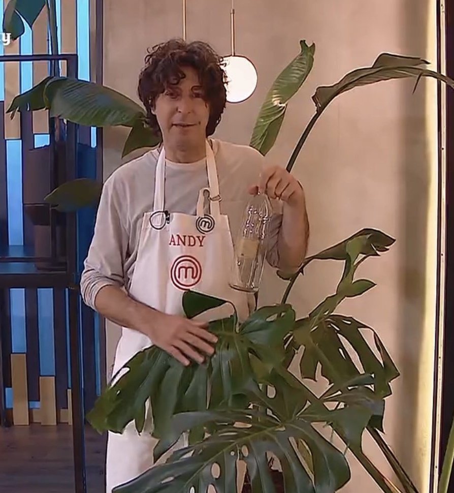 En las instancias finales de una competencia de cocina, este Chad también tiene tiempo para regar las plantas. GRANDE ANDY CHANGO 
#MasterChefCelebrityArgentina #MasterChefCelebrity
