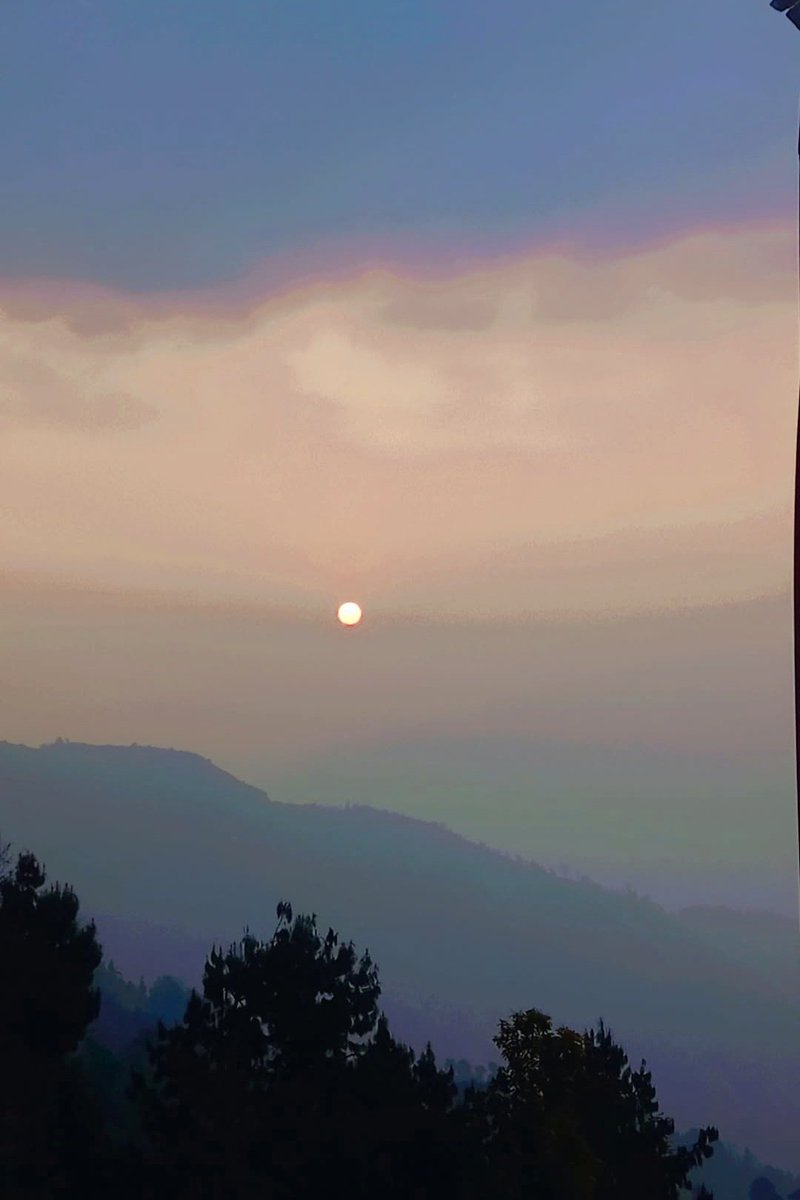 ishowar_man's tweet photo. पृथ्वीबाट 🌎 १४ करोड ८८ लाख कि. मी. टाढाको सूर्य ☀️देख्ने यि आँखाले...👀 मेरो नजिकै भएको तिमीलाई टाढा भएको देख्न सकिन??? https://t.co/iOOLZrC1lE
