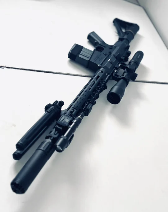 お仕事休憩中SR25E2ちゃん 先にSCAR-H買うのかなーと持ってた矢先まさかのSR25...初のバトルライフル(マークスマンライフル) この大柄な感じがたまらない! 実はとあるVRCイベントで勝ち取った(?)SR25... 屋外サバゲーにもいくようになったので念願のスナイパーやってみる