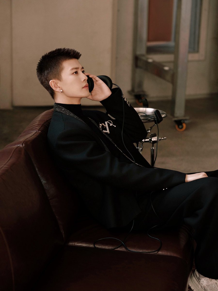 アレン・レン（任嘉倫）2022度weibo個人写真集　34p写真集 每一步的收获都是你无法预期的☀️