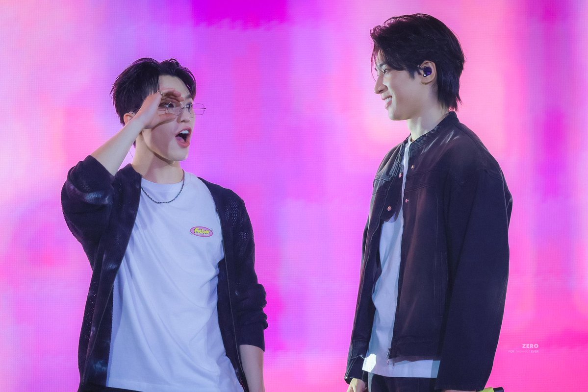 이거 보세요 !!!!!!!
이거 보시라구요 !!!!!!!!!
디노 너무 기여우ㅓ… 원우엉아한테 애교부려요.

그걸 바라보는 우리원우 눈에 하트가 🥰 
저 하트 가득한 눈빛 보세요 !!! 
아..원우 눈 보니까 또 심장 아프네… 🫠