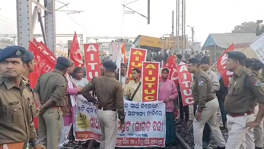 otvkhabar's tweet photo. #ବାଙ୍ଗିରିପୋଷି_ପୁରୀ_ଏକ୍ସପ୍ରେସ୍_ଅଟକିଲା
-ବାଲେଶ୍ୱର ଷ୍ଟେସନ୍ରେ ଟ୍ରେଡ୍ ୟୁନିଅନ୍ ପକ୍ଷରୁ ବିକ୍ଷୋଭ
-ବାଙ୍ଗିରିପୋଷି-ପୁରୀ ଏକ୍ସପ୍ରେସ୍ ଅଟକାଇ ପ୍ରତିବାଦ
-ସହରର ବିଭିନ୍ନ ସ୍ଥାନରେ ଆନ୍ଦୋଳନକାରୀଙ୍କ ବିକ୍ଷୋଭ
#BalasoreRailwayProtest #TradeUnionProtest #BangiriposiPuriExpress #TradeUnionStrike #OTV https://t.co/X2ZiG5sE3V