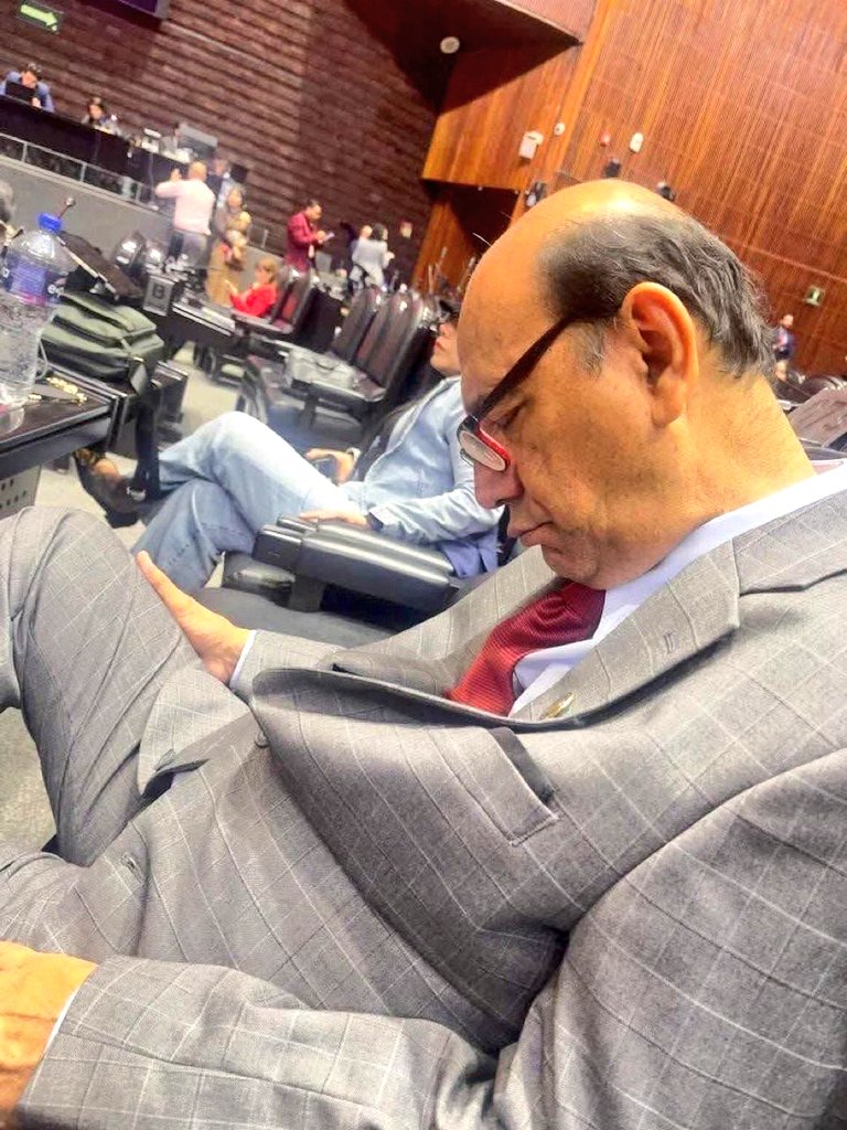 SonniTx's tweet photo. Pregunta seria:

🤡¿No vamos a levantar la voz con la ch¡ngadera qué nos hicieron con la Reforma de la reducción de las 40 horas laborales? 🤡

La Mayoría Calificada No es un cheque en blanco. No se confundan. 

Nosotros no tenemos derecho a descansar, pero estos angelitos, Sí! 🤦🏻‍♀️