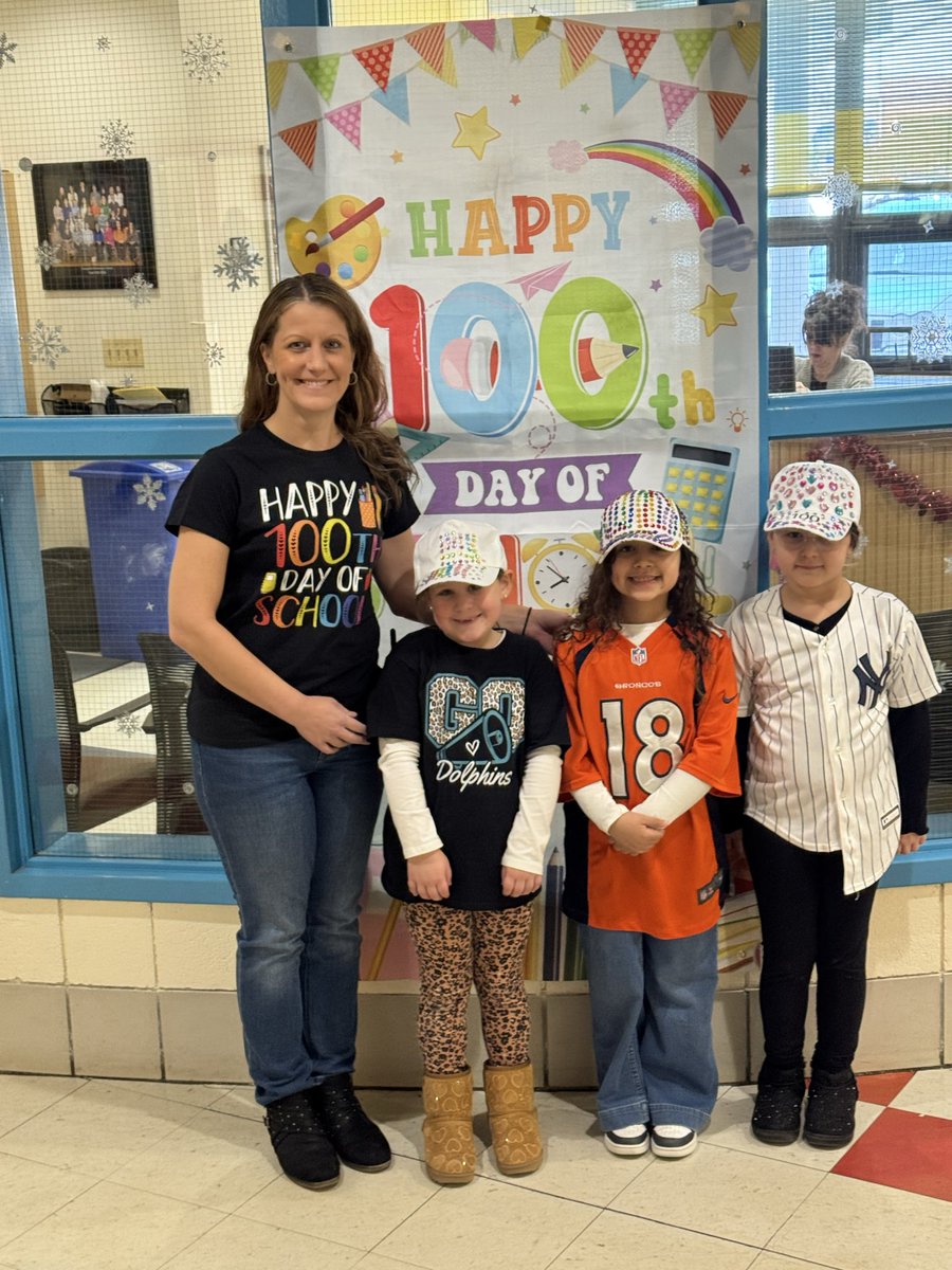 MelisManning's tweet photo. Hats off to the 💯th day of school!! Students did a fantastic job decorating their hats. 🧢 Very creative! https://t.co/3pImw08rB4