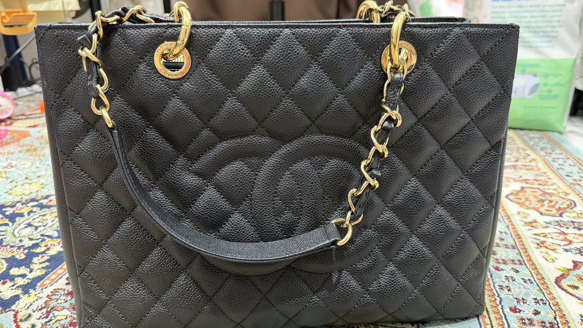 BalqisMeor's tweet photo. Ambil la ni. Siapa suka campak barang dlm bag. Beli mmg utk beg anak. Tapi mcm too big for me. Ntah la. Mak yg perasan petite. Hahaha. Harga boleh nego manjahhh utk raya. Janji letgo. This one ada box. Cuma hahahaa not full set juga. Harga yg diminta RM8k, tapi masih boleh nego. https://t.co/7DIzyzm0kL