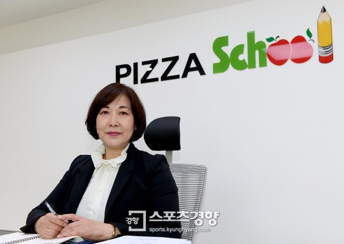 lee_mong___'s tweet image. 쫀득하게 종교강요하고 인플루언서 이름팔아서 메뉴 만들다가 분쟁 생기는
 기업vs여성 대표에다가 포장박스에 공익적 문구 넣어주고 주기적으로 피자 나눔기부도 하는 기업

피자스쿨 압승