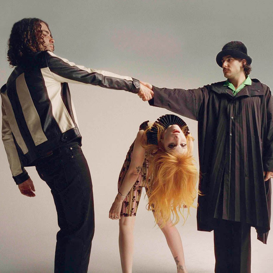 paramorebrasil's tweet photo. Notícia chocante do dia! 🚨 

Hayley Williams confirma que This Is Why DESBANCOU o After Laughter do posto de filho favorito:  

"desde que terminamos o this is why, sinto que minha relação com a memória desse álbum sofreu bastante. só recentemente ouvi uma música ou assisti a um vídeo e percebi que foi, de fato, o nosso melhor trabalho (ele tirou a coroa e o bolo do after laughter, que eu achava que seria meu álbum favorito nosso para todo o sempre).

todo mundo deu o seu melhor pessoal como paramore nesse álbum; fizemos muitos shows que foram os melhores da nossa carreira. havia muito o que celebrar o tempo todo, na verdade, quer tenhamos feito isso ou não. consegui cumprir a missão pessoal de usar nossa plataforma para falar sobre as questões mais urgentes daquele momento.

sou muito grata por tudo o que aprendi sobre a banda, sobre mim mesma e sobre aquilo em que acredito e no que não acredito, mesmo nesse período tão breve. parece que, três anos depois, finalmente tenho uma nova perspectiva sobre o que o álbum - e tudo o que ele envolveu - realmente significou para mim como pessoa, e não apenas como artista.

aproveito para acrescentar aqui que acredito que thick skull é a música mais importante que já fizemos.

obrigada aos fãs e aos veículos online que reconheceram ontem o aniversário do this is why."