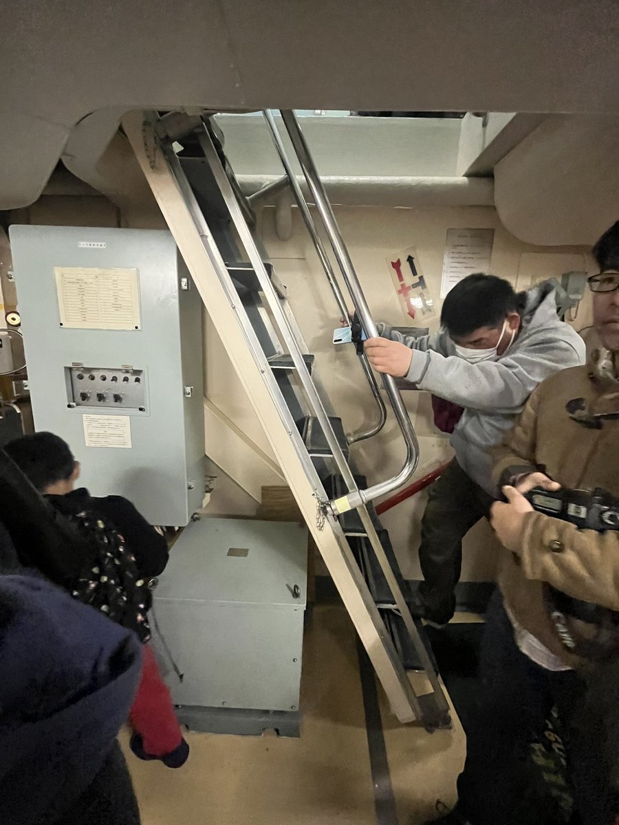 koni_ch47ja's tweet photo. こんにちは。
昨日撮りました、掃海艇やくしまの階段シリーズです(笑)
手摺持たなきゃ絶対降りれません💦💦
#掃海艇やくしま
#MSC602
#蒲郡ふ頭11号岸壁
@saori_taira https://t.co/Rm3LWgCn79