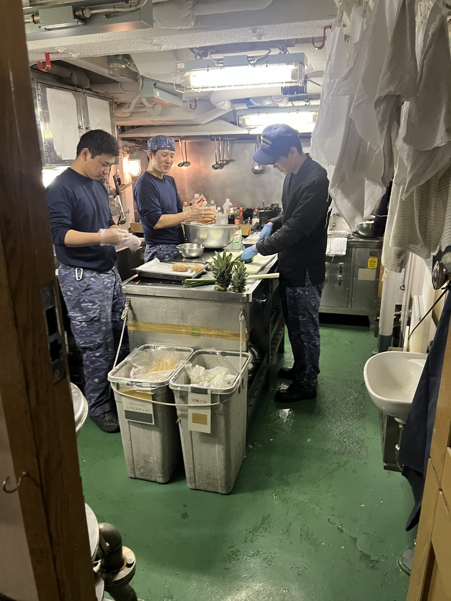 koni_ch47ja's tweet photo. こんにちは。
昨日撮りました、掃海艇やくしまの階段シリーズです(笑)
手摺持たなきゃ絶対降りれません💦💦
#掃海艇やくしま
#MSC602
#蒲郡ふ頭11号岸壁
@saori_taira https://t.co/Rm3LWgCn79
