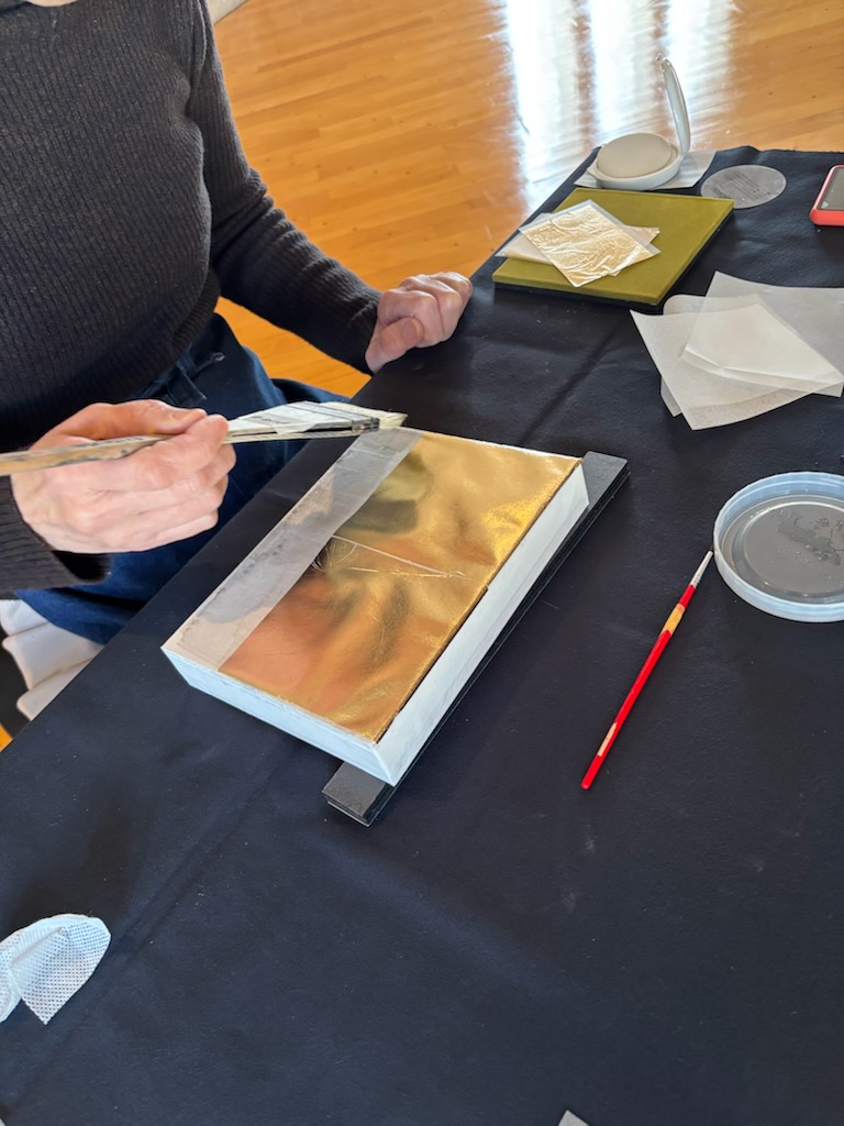 【ワークショップ準備中】
3/7(土)開催のWS「金と銀に描く」では、ペアパネルを制作します。

土台となるパネルは、材料選び、塗装落とし、紙貼り、箔置き、試作…こだわりのひと手間を加えて準備しています。

当日をお楽しみに🍀

お申込みは2/15(日)まで→ gi-co-ma.or.jp/concerts/ws202…