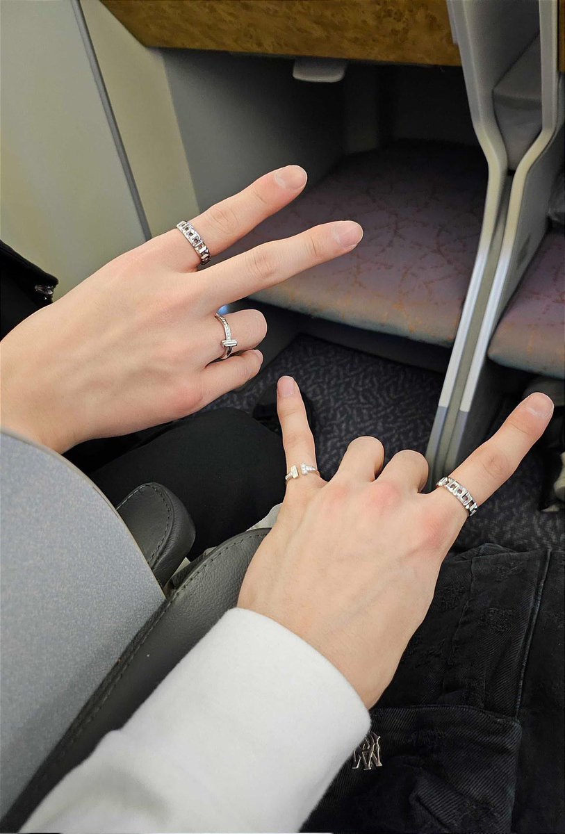 saw on facebook that Jake was wearing his matching ring yesterday? is it true? 😭