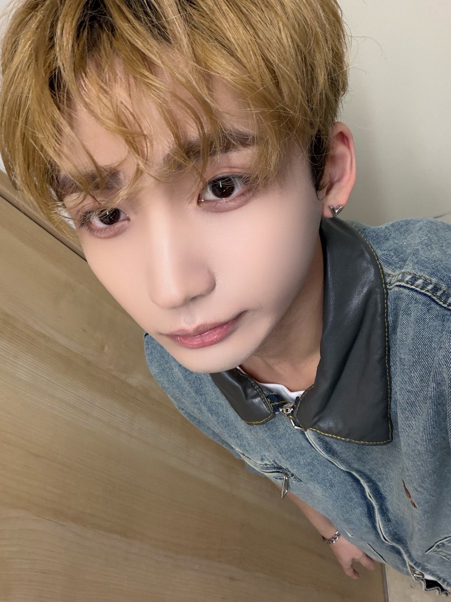 BXBが今日15時にFCLIVEでライブだって？！
やばい、絶対楽しいじゃん！
一緒に行く人いる〜？

#BXB #비엑스비 #HYUNWOO #현우