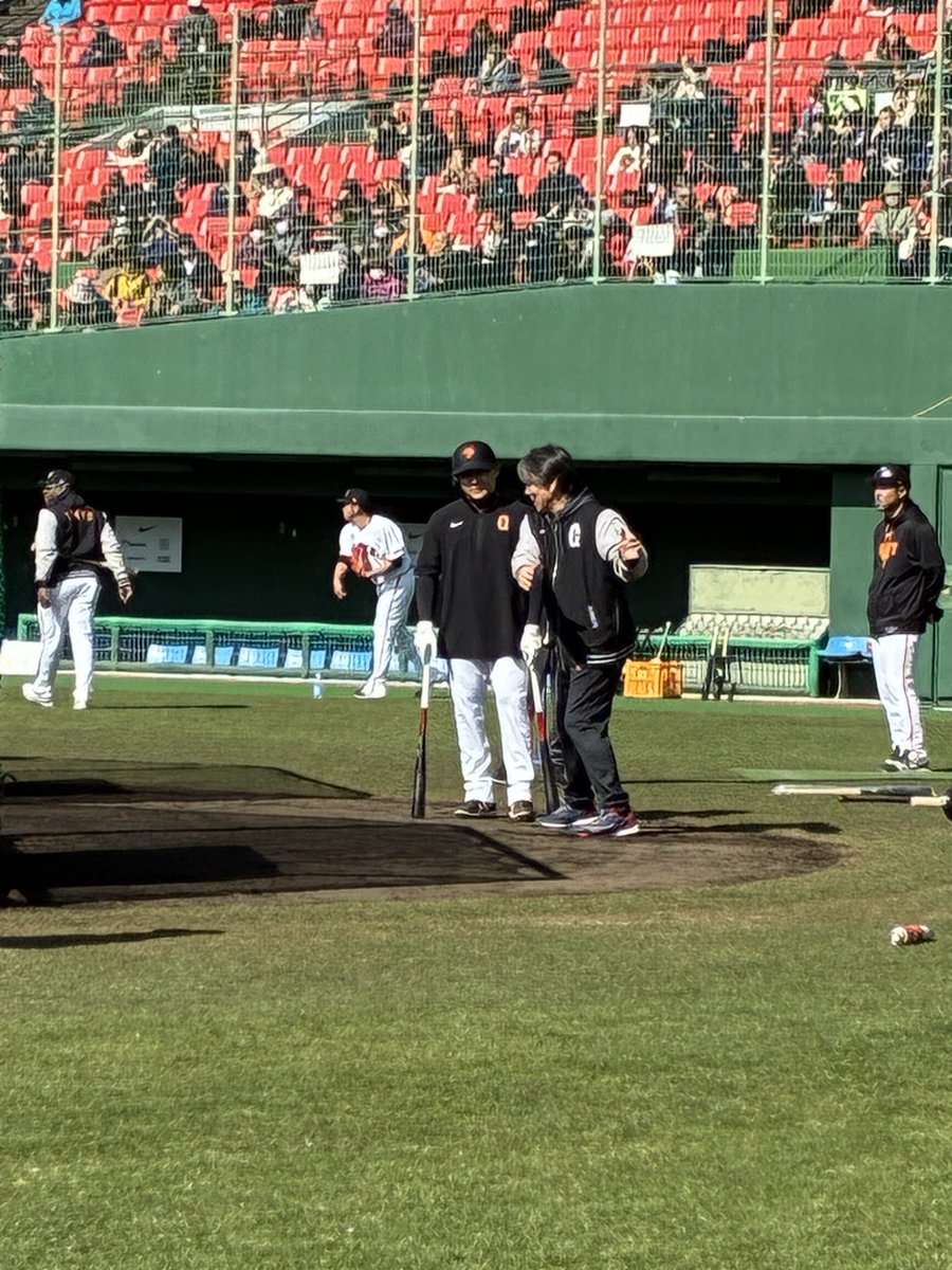 【熱血指導に #60n】
松井秀喜臨時コーチが、佐々木・松本・丸らに身振り手振りで指導。特に松本選手とは長い時間やり取り。ミスターを彷彿させる熱血指導。

#ジャイアンツ #ショウアップナイター