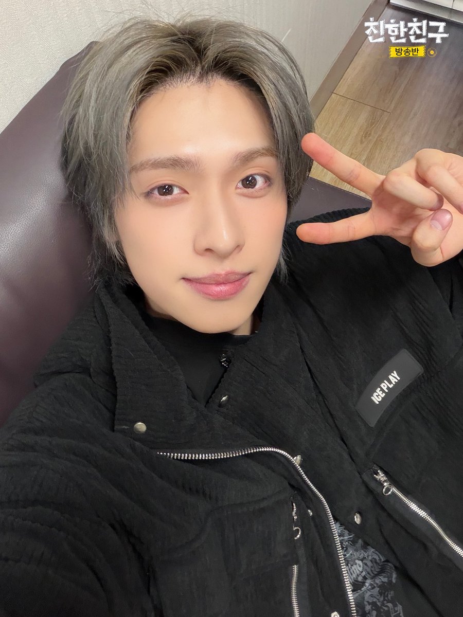 🏫친친방🏫

#친한친구방송반
#가온 #정수
#엑스디너리히어로즈 #XdinaryHeroes <a href="/XH_official/">Xdinary Heroes</a>

우리 빌런즈(❌️발런즈) 분들 향기로운 분들인거 잘 알고있습니다‼️‼️‼️‼️

그래도 족욕 콘서트는 재밌을 것 같은데......
그... 혹시 닥터피쉬 협찬해도 돼요?🐠